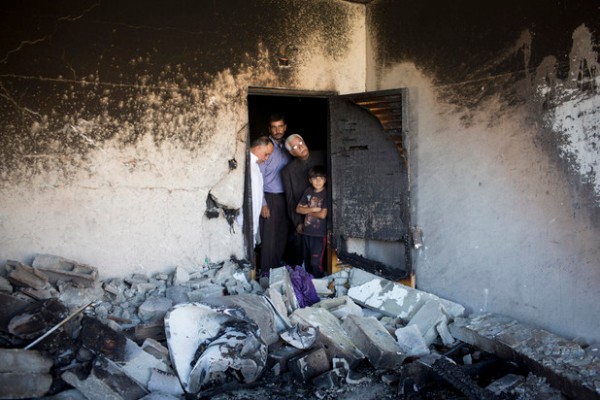 La maison familiale endommagée d’Amer Abu Eishe, l’un des deux Palestiniens identifiés par Israël comme suspects dans le meurtre des trois adolescents israéliens, une fois démolie par l’armée israélienne, à Hébron, Cisjordanie, le 1er juillet. (Oren Ziv/ActiveStills)